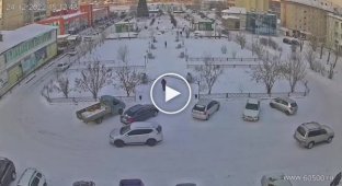 В Усть-Куті «доставник» новорічних ялинок влетів у припарковані машини