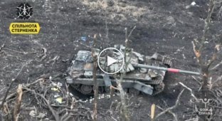Детонація БК російського танка Т-72Б3 після прильоту українського дрона-камікадзе