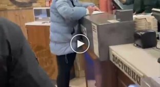 П'яна відвідувачка Бургер Кінга розгромила громадське харчування і накинулася на співробітницю