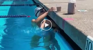 Кеті Ледекі, що тримає на голові склянку шоколадного молока під час плавання