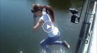 Девушка на спор прыгнула с моста