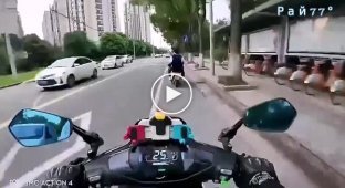 Motorcyclist regretted showing the middle finger