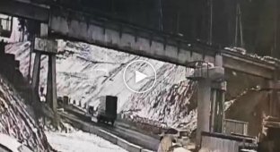 The dump truck was driving with a raised body and crashed into a railway overpass