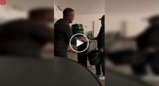 Когда открытие идет не по плану: мужчина вбил кран прямо в пивную бочку