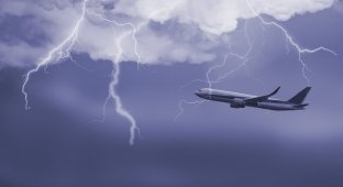 Что будет, если в самолет ударит молния? (2 фото)