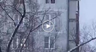 Соседи через окно спасли девушку из полыхающей квартиры в Москве