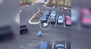 Візок з магазину атакував пенсіонерку на парковці