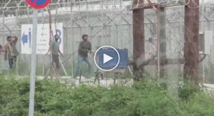 Беженцы забросали бутылками министра Греции по миграционной политике