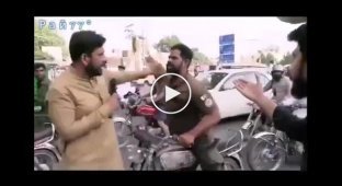 Горячий репортаж: журналист получил по лицу от пьяного полицейского в Пакистане