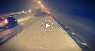 Массовое ДТП с грузовиком и снегоуборщиком в Петербурге