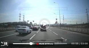 В Санкт-Петербурге грузовик протаранил стоящие автомобили