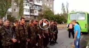 В Снежном украинских пленных военных выставили для издевательства