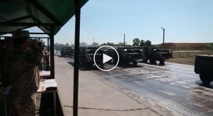Министр обороны Степан Полторак проверил военную технику которая будет на параде ко Дню Независимости
