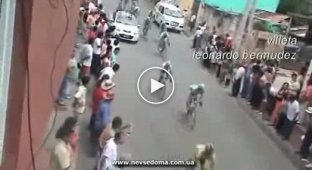 Велосепидист влетел в машину