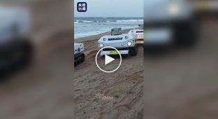 Smart robots have begun cleaning beaches in China
