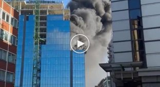 The crane operator managed to save a builder from the roof of a building engulfed in flames