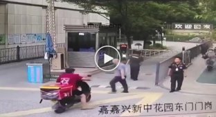 Нервный китайский курьер