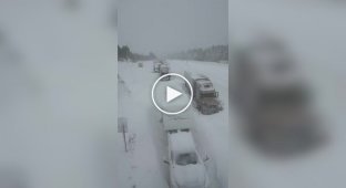 Зима и застрявшие водители дальнобойщики