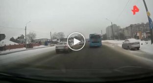 У Петербурзі біля автобуса на ходу відвалилося колесо і вдарило дівчину на зупинці