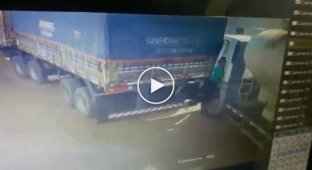 Паника и попытки быстро освободить водителя