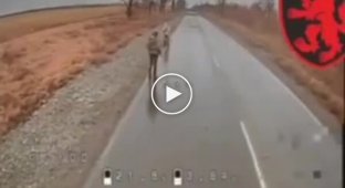 Russian soldiers decided to hide from a drone and simply froze on an open road