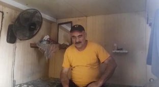 Моряк 10 лет провел на брошенном корабле без возможности сойти на берег (3 фото + 1 видео)