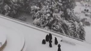 Францисканские монахи играют в снежки