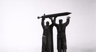 Памятник «Тыл - Фронту» в Магнитогорске 1984 год (5 фото)