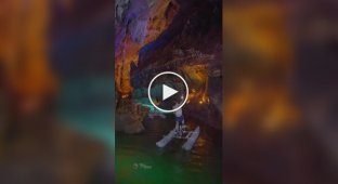 Прогулянка на катамарані по підземній річці