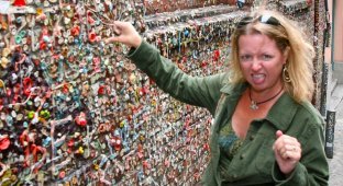 A ton of chewed gum is the most unhygienic attraction in the world (10 photos + 1 video)