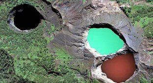 Brighter than the rainbow. Multi-colored lakes of Kelimutu volcano (7 photos)