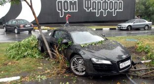 В Москве разбита первая Audi R8 (18 фото)