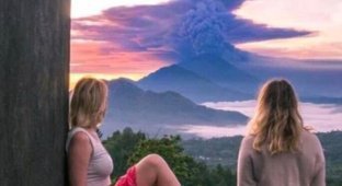 Пока жители Бали уезжают подальше от вулкана, туристы фотографируются на фоне выбросов пепла (13 фото)