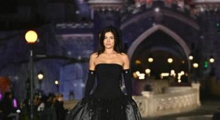 Kylie Jenner closed the Coperni show, which took place in Disneyland Paris (2 photos + 3 videos)