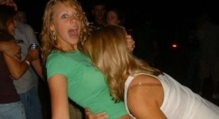 Пьяные девушки пытаются укусить друг друга за грудь (57 фото)