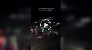 Впечатляющее количество туристов, желающих подняться на гору в Японии