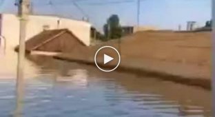 The owner of a flooded house in the Kherson region stands with a saxophone on the roof and plays the National Anthem of Ukraine