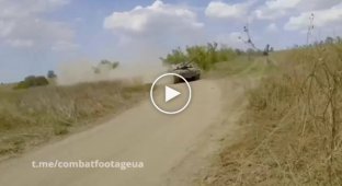 Український танк «Челленджер-2» на ходу після боїв