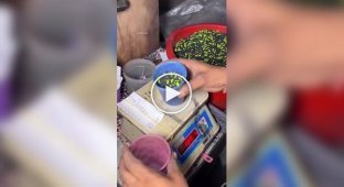 Як роблять пакистанські ляпанці в гаражах