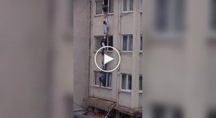 Кот отменил собственное спасение, ловко сбежав от пятерых мужчин
