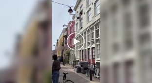 В Амстердамі вантажники перетворюють звичайну доставку в видовище