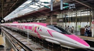 High-speed Japanese Shinkansen train from Hello Kitty (5 photos)