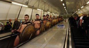 Крутейший флешмоб: 300 спартанцев в метро Лондона (12 фото)