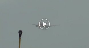 Посадка самолета во время штормового ветра