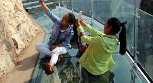 В Китае треснул стеклянный мост (4 фото)
