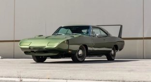 A very rare 1969 Dodge Charger Daytona sports car is planned to be sold for more than $1.4 million (30 photos)