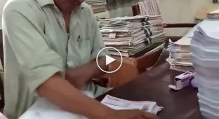 Индийский офисный работник ставит штампы с головокружительной скоростью