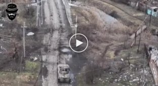 Украинская БМП-2 расстреливает дома с российскими военными на Бахмутском направлении