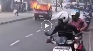Фургон, що горить, продовжив рух індійською вулицею