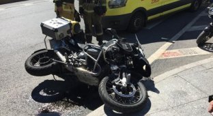 Мотоциклист из Франции устроил аварию в Санкт-Петербурге (4 фото + 1 видео)